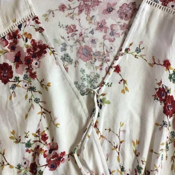 L O V E S T I T C H Floral Surplice Top - Picture 2 of 7